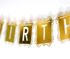 Détail des lettres de bannière d'anniversaire dorées avec motifs filigranes vintage
