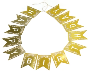 Détail de la dentelle dorée découpée au laser sur la bannière de fête Happy Birthday