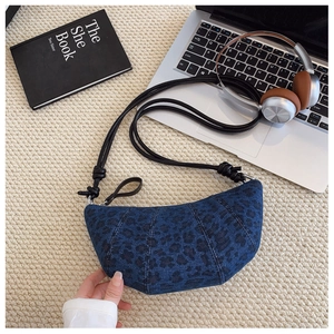 Dettaglio borsa a mezzaluna in denim leopardato con tracolla in corda intrecciata