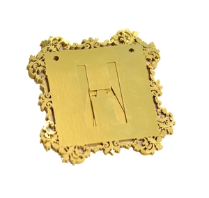 Bannière Happy Birthday dorée avec motifs baroques évidés et lettre H ornée