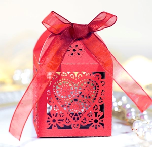 Rote lasergeschnittene Herz-Süßigkeitenbox mit Schleife für Hochzeiten und Valentinstag