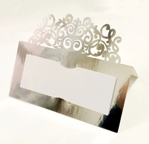 Marque-place élégant découpé au laser avec motif argenté brillant pour mariage