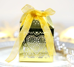 Laserschnitt Gold-Geschenkbox mit Herzmotiven und elegantem gelben Organzaband-Verschluss