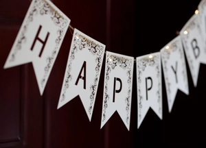 Banderole Happy Birthday en dentelle creuse avec lettres noires et papier blanc