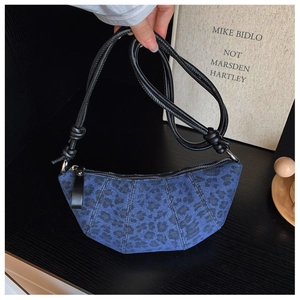 Dettaglio della borsa a mezzaluna in denim leopardato blu con tracolla in corda annodata