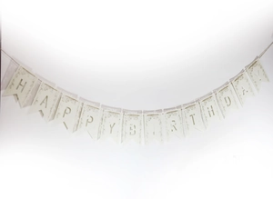 Détail de la banderole Happy Birthday blanche découpée au laser avec lettres dorées