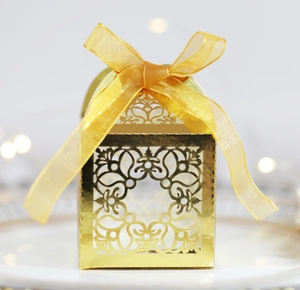 Boîte à bonbons dorée découpée au laser avec ruban pour mariage et emballage cadeau