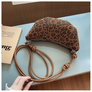 Dettaglio della borsa a mezzaluna leopardata con tracolla a nodi in stile vintage