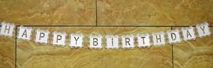 Banderole Happy Birthday blanche ajourée avec dentelle découpée au laser pour anniversaire
