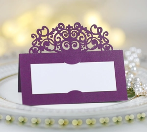 Élégante carte de table violette découpée au laser avec motifs sur une assiette en porcelaine