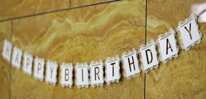 Détail de la banderole Happy Birthday avec dentelle découpée au laser en carton blanc