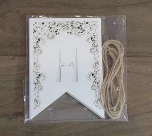 Détail de la bannière blanche lettre H découpée au laser avec bordure en dentelle