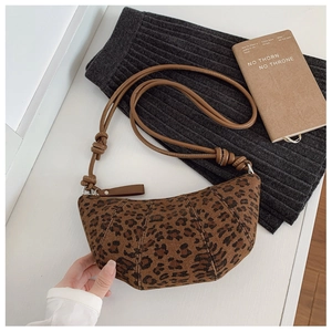 Dettaglio della borsa a mezzaluna con stampa leopardata e tracolla con nodo