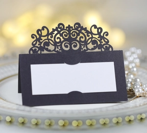 Marque-place noir découpé au laser avec motif floral doré pour mariages et événements
