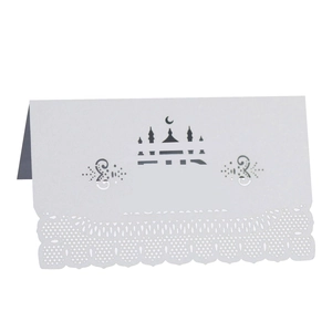 Élégantes cartes de table blanches découpées au laser avec silhouette de mosquée fete