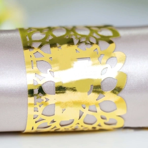 Ronds de Serviette en Papier Perlé Ajouré au Laser Motif Floral pour Décoration de Table de Mariage Banquet Boucle Métallique