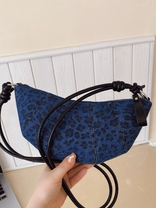 Borsa a tracolla in denim blu maculato con tracolla in pelle nera con nodi