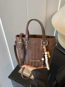 Sac Seau Vintage en PU à Texture Tissée pour Femmes Pendentif en Perles Élégant Sac à Main Bandoulière pour Quotidien
