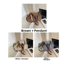 Vues détaillées de sacs bandoulière en marron, beige et bleu avec breloque en bois