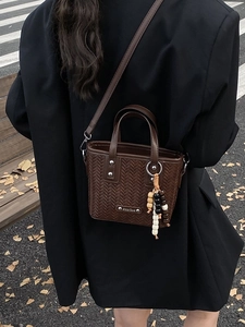 Sac seau tressé marron foncé rétro avec pendentif en perles et bandoulière en automne