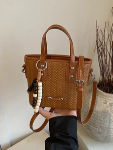 Sac seau tissé marron avec doubles poignées et breloque perlée pour femme bandoulière