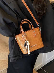 Sac seau tissé marron avec pendentif en perles et bandoulière en cuir chic