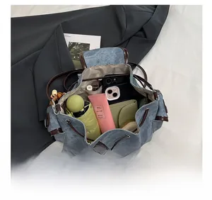 Détail du sac seau bleu en daim montrant sa grande capacité pour les objets du quotidien