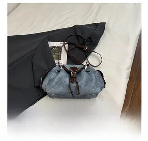 Comparaison de taille du sac en daim bleu-gris avec smartphone sur tissu doux