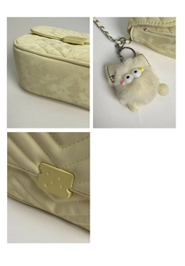 Detailansicht der gelben Stepptasche mit Keks-Verschluss und plüschigem Monster-Anhänger