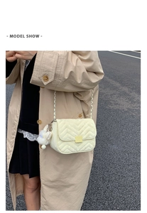 Detailansicht der cremefarbenen Stepptasche mit Goldkette und Metallverschluss