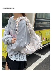 Sac à bandoulière floral avec nœud et sangle plissée porté par un mannequin