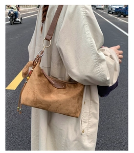 Sac hobo en daim marron avec bandoulière en cuir et détail de breloque en peluche douce