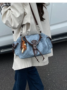 Borsa a nuvola in denim azzurro con finiture in pelle marrone e ciondolo di perline