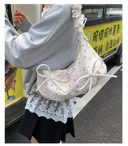 Détail du sac à fleurs avec nœuds 3D et bandoulière froncée au style élégant et frais