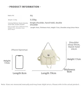 Dettagli dello zaino mini bianco trapuntato con guida alle taglie e texture in pelle PU