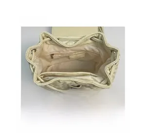 Dettaglio interno dello zaino trapuntato crema con coulisse e tasca con zip