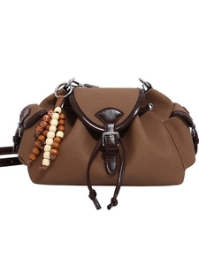 Borsa a tracolla in tela marrone con finiture in pelle e ciondolo in perle di legno