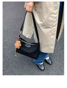 Sac à épaule noir classique avec fermeture éclair argentée et pendentif étoile en peluche