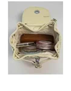 Vista interna dello zaino in pelle trapuntata crema con scomparto spazioso e tasca con zip