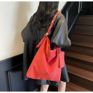 Grand sac fourre-tout en daim rouge avec chaîne en métal et pochette assortie portée