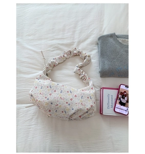 Détail du sac nuage à fleurs avec bandoulière à volants et texture souple