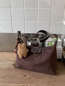 Sac Hobo Vintage en Cuir PU Mat pour Femmes Sac à Bandoulière Décontracté Grande Capacité Avec Pendentif Ours en Peluche