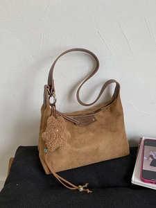Sac à bandoulière vintage en daim marron avec boucles dorées et pendentif étoile chic