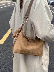 Sac à bandoulière vintage en daim marron avec perles et pendentif boule en peluche