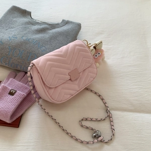 Detailansicht der rosa gesteppten PU-Ledertasche mit Kettenriemen und Plüsch-Anhänger