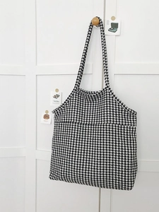 Classic black and white houndstooth knit tote bag with large capacity for commuting