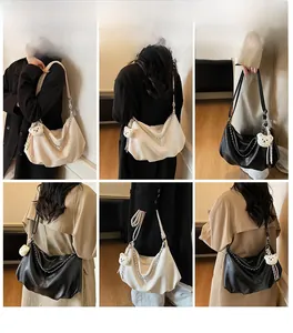 Détails du grand sac cabas plissé avec chaîne épaisse et charmant ours en peluche
