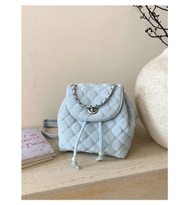 Dettaglio mini zaino trapuntato azzurro con catena argento e coulisse di perle bianche