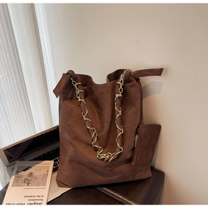Détail du grand sac cabas en daim marron avec chaîne dorée et petite pochette zippée