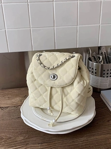 Mini zaino trapuntato da donna in ecopelle con coulisse di perle e catena argentata